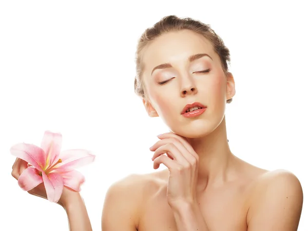 Jovem mulher com orquídea rosa — Fotografia de Stock