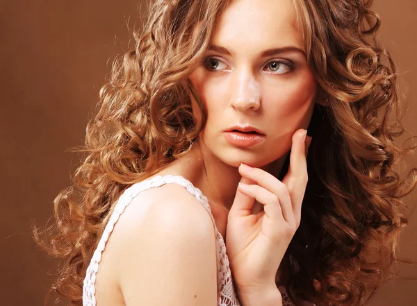 Mujer joven con el pelo rizado — Foto de Stock