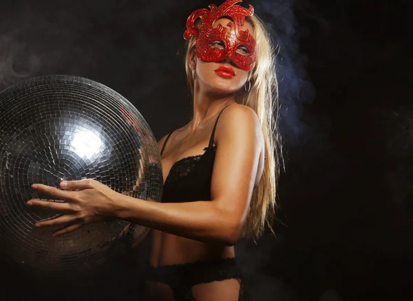 Senhora em máscara com bola de discoteca — Fotografia de Stock