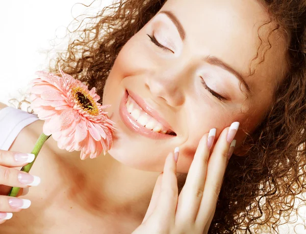 Glad ung kvinna med rosa blomma — Stockfoto