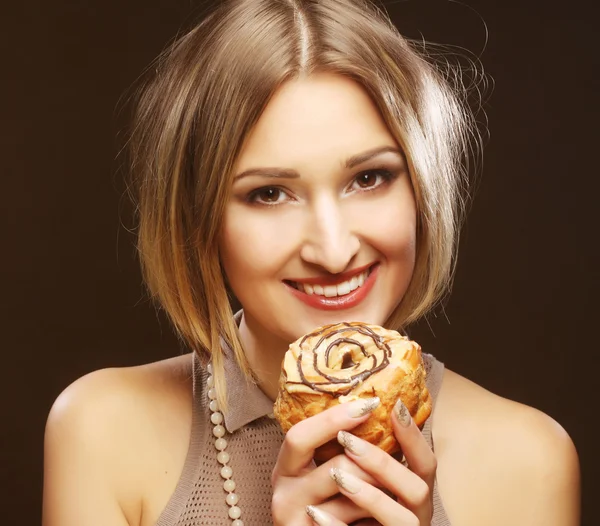 Sorridente giovane donna con una torta — Foto Stock