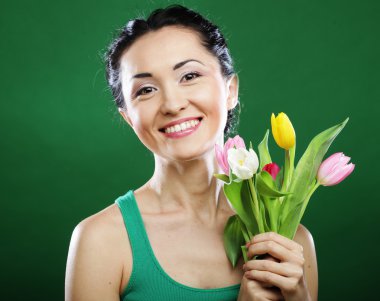 Lale bir buket tutan genç Asyalı kadın