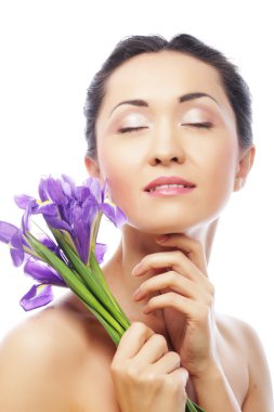 Genç Asyalı modeli ile iris çiçekler.