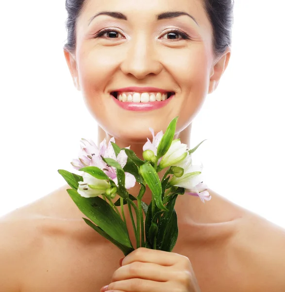 Bella donna asiatica con fiori rosa — Foto Stock