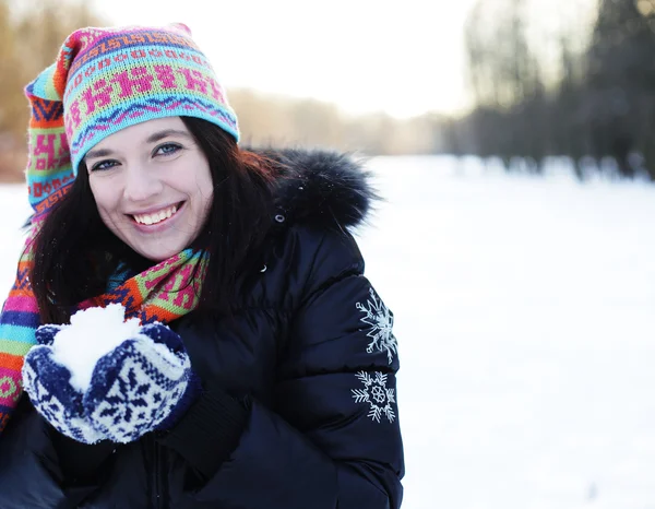 Giovane donna nel parco invernale — Foto Stock