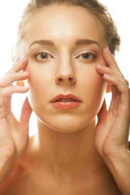 sağlıklı bir cilt genç gülümseyen kadın