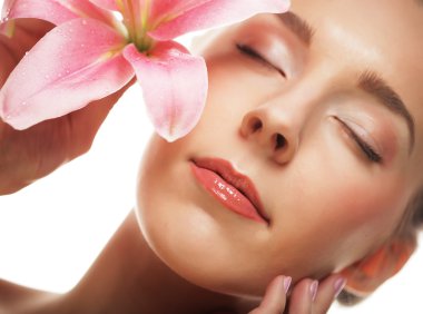 Pembe zambaklı genç kadının güzel yüzü 