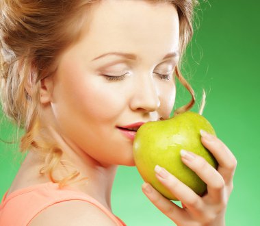 Yeşil elmalı kadın.