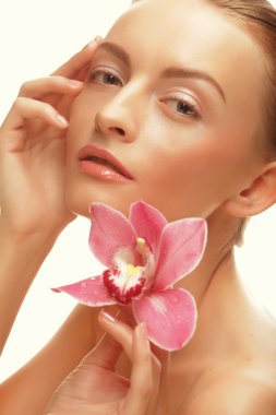 Orkide çiçek ile güzel kız.