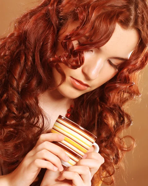 Mooie vrouw die koffie drinkt — Stockfoto