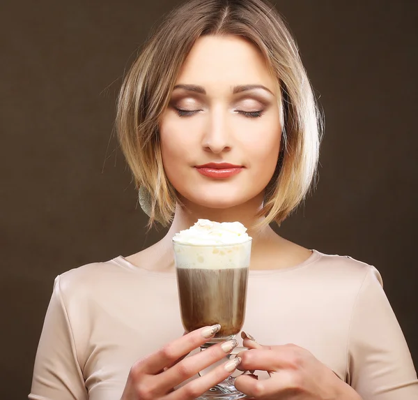 Nuori nainen pitelee kahvila latte cup — kuvapankkivalokuva
