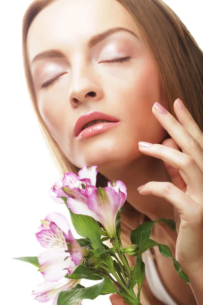 Joven mujer feliz con flores rosas — Foto de Stock