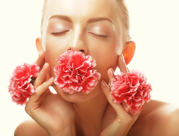 Młoda kobieta szczęśliwa z różowe kwiaty — Zdjęcie stockowe