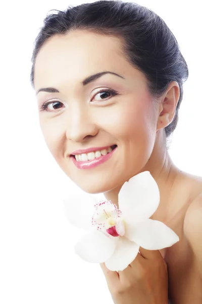 Hermosa cara de mujer con flor de orquídea — Foto de Stock