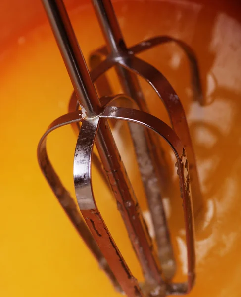 Œufs et sucre dans un bol à mélanger préparer pour la cuisson — Photo