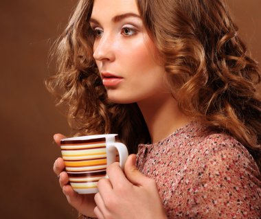 Kahve içen güzel kadın.