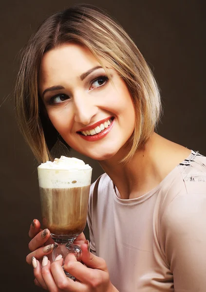 Giovane donna che tiene caffè caffellatte tazza — Foto Stock