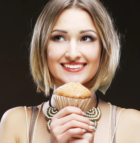 Leende ung kvinna med en tårta — Stockfoto