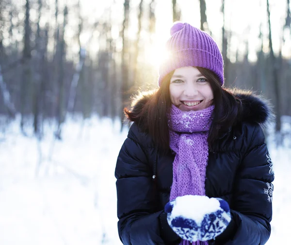 Mujer joven en el parque de invierno — Foto de Stock