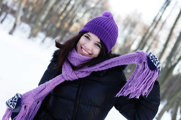 Mujer joven en el parque de invierno — Foto de Stock