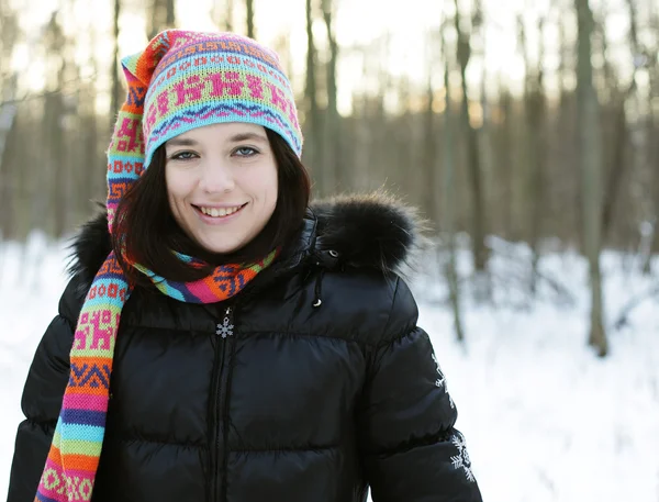 Mujer joven en el parque de invierno — Foto de Stock