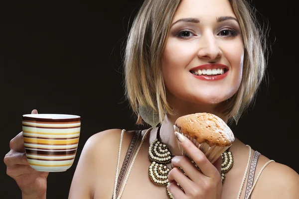 Mujer joven con café y galletas. —  Fotos de Stock