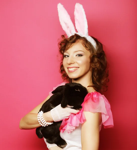 Femme heureuse avec lapin noir — Photo