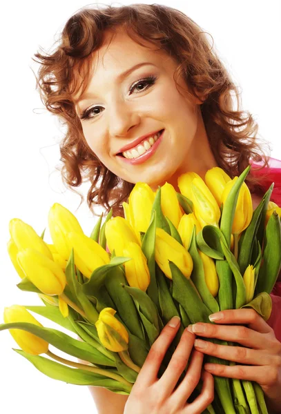 Giovane donna sorridente con tulipani gialli — Foto Stock