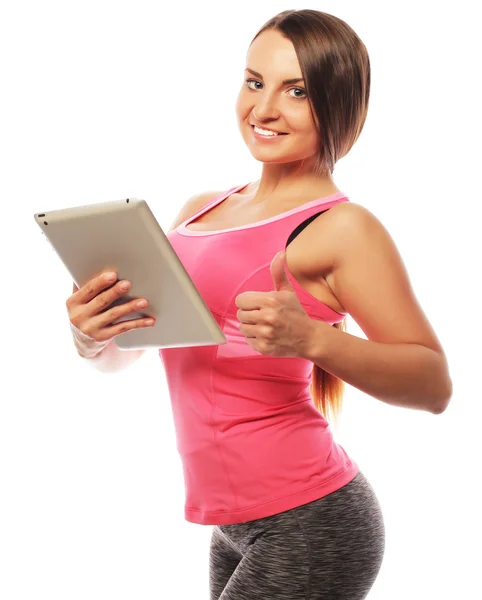Joven mujer deportiva usando una tableta digital —  Fotos de Stock