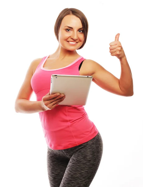 Jovem mulher esportiva usando um tablet digital — Fotografia de Stock