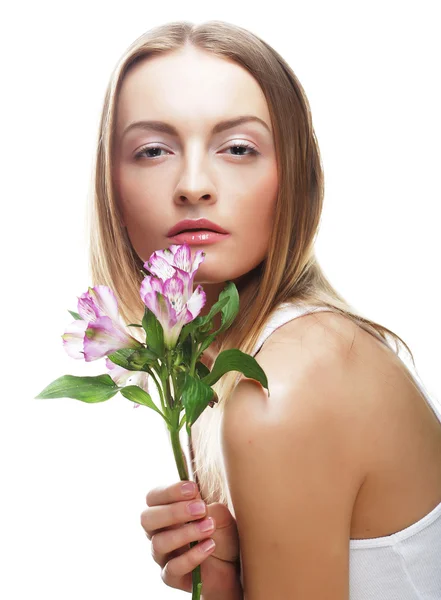 Junge glückliche Frau mit rosa Blumen — Stockfoto