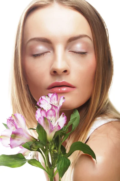 Jovem mulher feliz com flores rosa — Fotografia de Stock