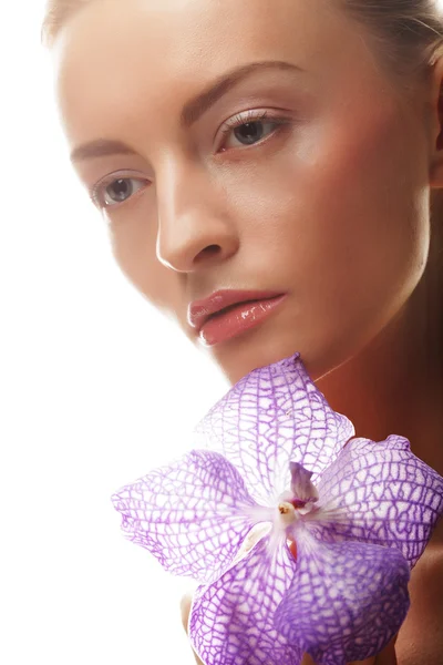 Taze ve güzel kadın pembe çiçekli — Stok fotoğraf