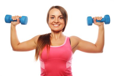 Spor aletleri antrenmanı yapan el ağırlıklı kadın.