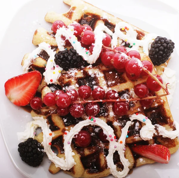 Delicious waffles and fresh berries — Stock Photo, Image