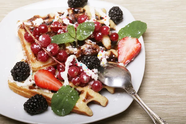 Heerlijke wafels en verse bessen — Stockfoto