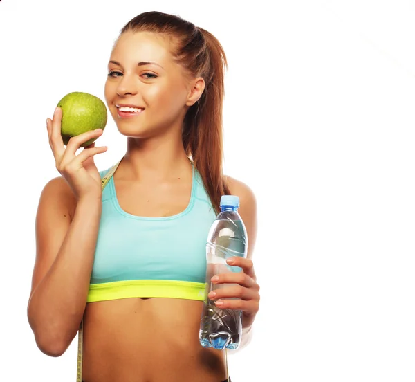 Su ve elma diyeti olan sağlıklı bir kadın gülümsüyor. — Stok fotoğraf