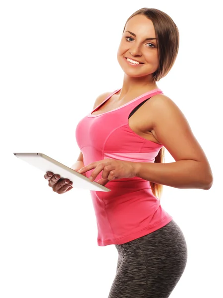 Jovem mulher esportiva usando um tablet digital — Fotografia de Stock