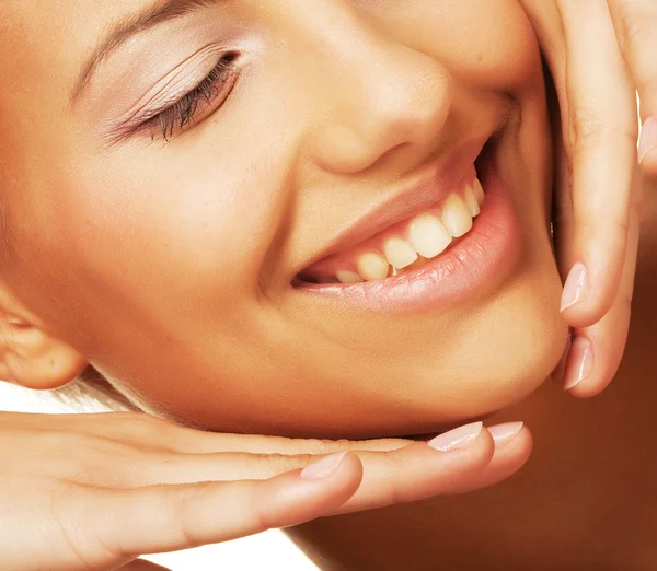 Young smiling woman with healthy skin — Stock Photo, Image