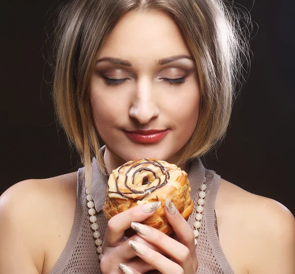 Souriant jeune femme avec un gâteau — Photo