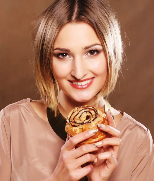 Smiling young woman with a cake — Stock Photo, Image