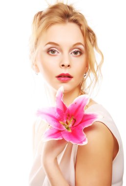 Pembe zambaklı genç kadın