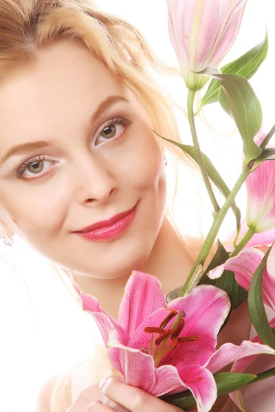 Jonge vrouw met roze lelie — Stockfoto