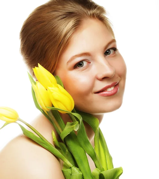 Jovem mulher sorridente com tulipas amarelas — Fotografia de Stock