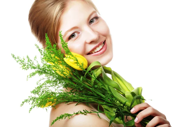 Joven mujer sonriente con tulipanes amarillos — Foto de Stock
