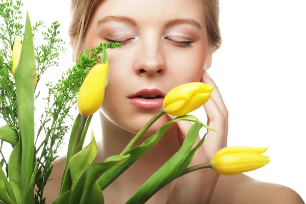 Jeune femme souriante aux tulipes jaunes — Photo