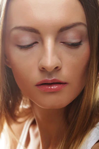 Jonge lachende vrouw met een gezonde huid — Stockfoto