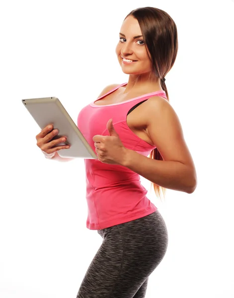 Jovem mulher esportiva usando um tablet digital — Fotografia de Stock