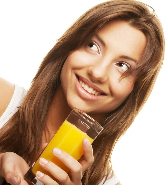 Mulher bebendo suco de laranja de perto — Fotografia de Stock