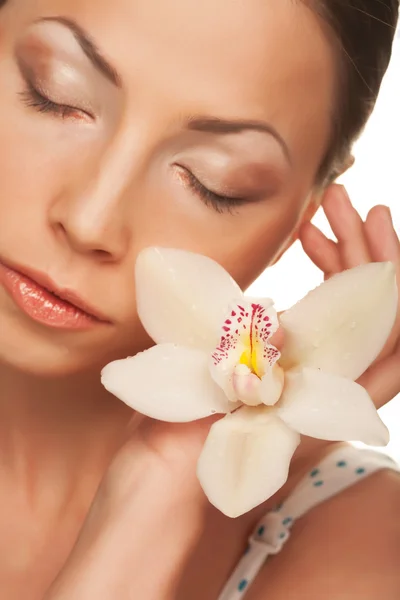 Ragazza che tiene fiore di orchidea — Foto Stock